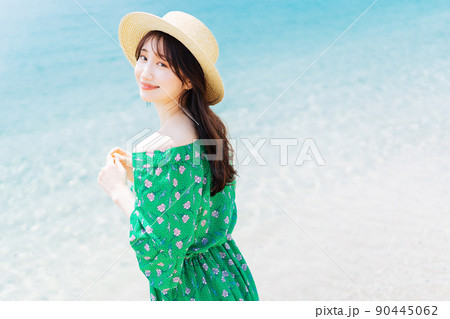 若い女性のリゾートイメージ 90445062