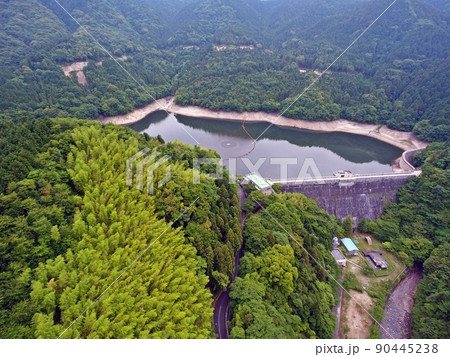 新緑の中の曲淵ダム 90445238