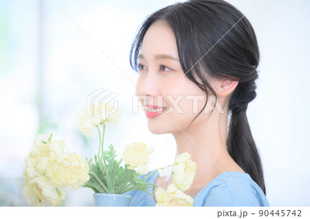 花束を抱える美しい女性　横顔 90445742
