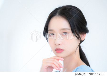 メインビジュアルにも！カメラ目線の美しい女性　 90445760