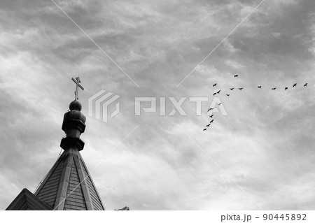 教会　屋根　空　雲　鳥 90445892
