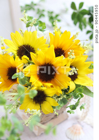 ひまわりのアレンジメント 90445950