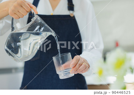 水道水　飲料水　飲む　 90446525