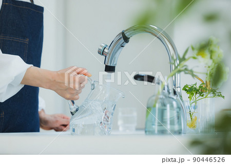 水道水　飲料水　飲む　 90446526