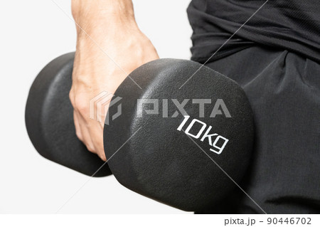 10kgのダンベルを持って筋トレする男性 90446702