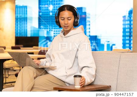 ヘッドホンを付けている若い男性 ヘッドホンを付けている若い男性 90447157