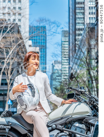 バイク通勤をする女性ライダー　丸の内 90447556