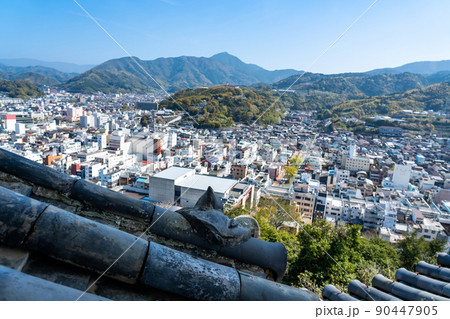 愛媛県宇和島市 宇和島城の天守から見える宇和島の街並みと桃瓦 愛媛県宇和島市 宇和島城の天守から見える宇和島の街並みと桃瓦 90447905