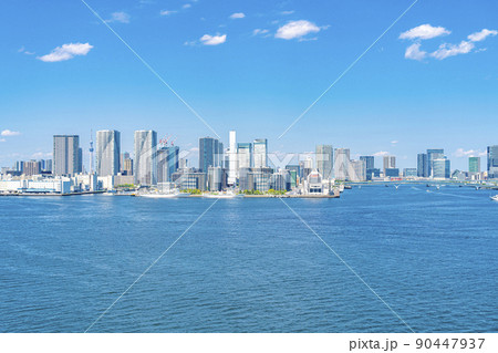 【東京都】お台場側から見える晴海ふ頭周辺の街並み 90447937
