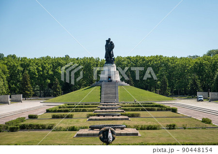 The Soviet War Memorial  in Berlin's Treptower Park 90448154