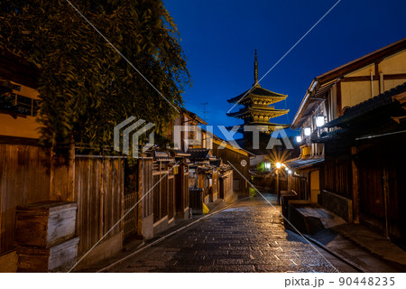 雨の京都の夜 八坂の塔 雨の京都の夜 八坂の塔 90448235