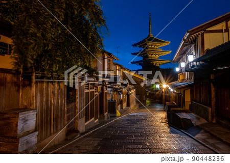 雨の京都の夜 八坂の塔 雨の京都の夜 八坂の塔 90448236