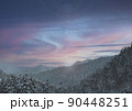 夕方の冬山の風景 夕方の冬山の風景 90448251