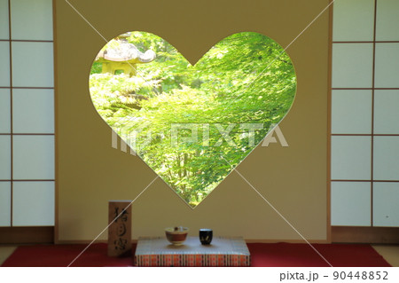 正寿院(通称:風鈴寺)の客殿「猪目窓」 【京都府宇治田原町】 正寿院(通称:風鈴寺)の客殿「猪目窓」 【京都府宇治田原町】 90448852