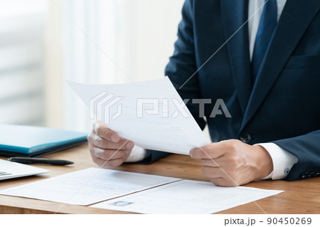 応募書類を確認する採用担当者 応募書類を確認する採用担当者 90450269