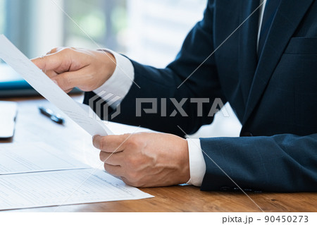 応募書類を確認する採用担当者 90450273