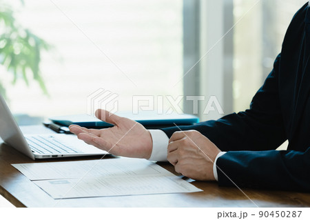 応募書類を確認する採用担当者 90450287