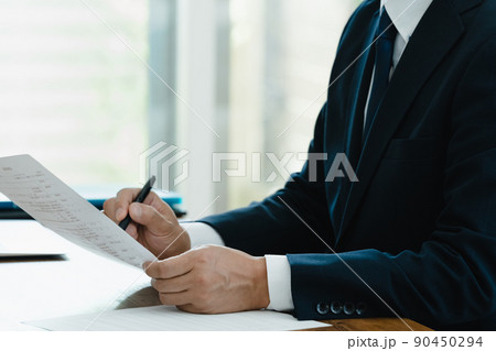 応募書類を確認する採用担当者 90450294