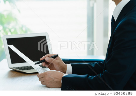 応募書類を確認する採用担当者 応募書類を確認する採用担当者 90450299