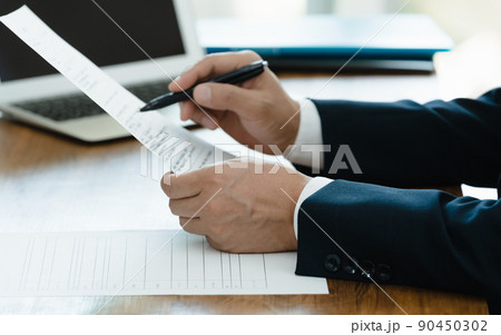 応募書類を確認する採用担当者 90450302