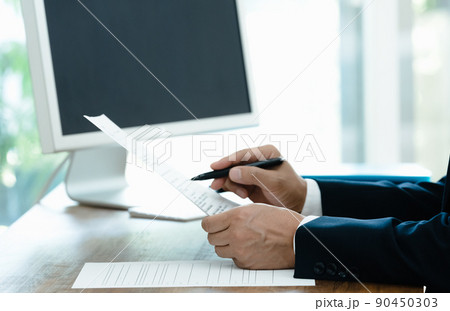 応募書類を確認する採用担当者 90450303