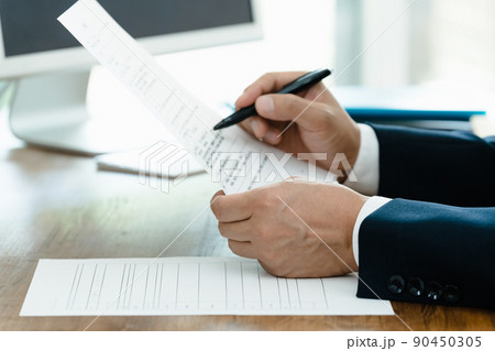 応募書類を確認する採用担当者 応募書類を確認する採用担当者 90450305