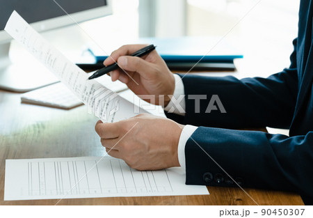 応募書類を確認する採用担当者 90450307