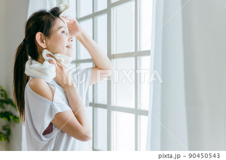 運動・トレーニングをして汗を拭く中高年女性（ダイエット） 90450543