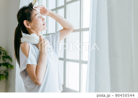 トレーニングをして疲労・息切れする中高年女性（ダイエット・辛い） 90450544