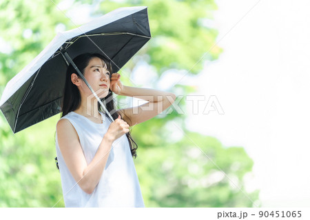 日傘をさすアジア人女性（疲労・汗） 90451065