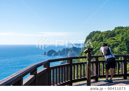 「岩手県」三陸復興国定公園　北山崎　展望台から景色を眺める男性 90451073