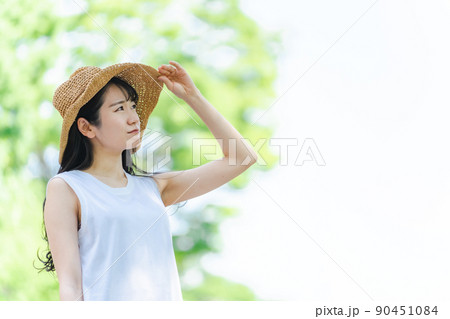 夏の熱中症や日焼けに悩む女性（困る） 90451084