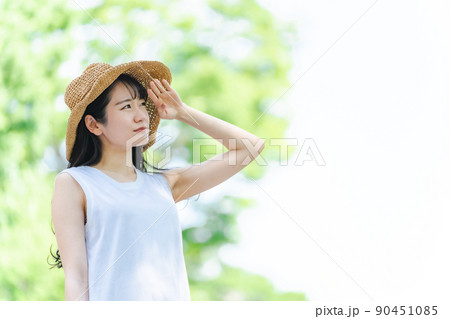 夏の熱中症や日焼けに悩む女性（困る） 90451085