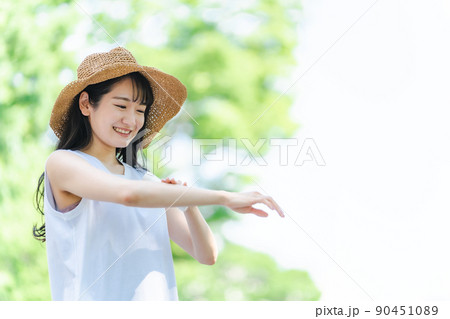 日焼け止めを塗る女性（夏） 90451089