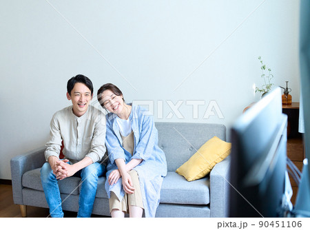 テレビ観戦する夫婦 90451106