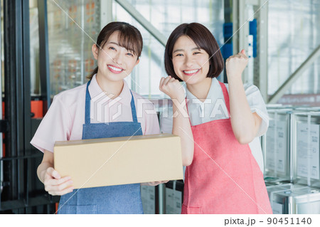 倉庫で明るく働く女性スタッフ 90451140