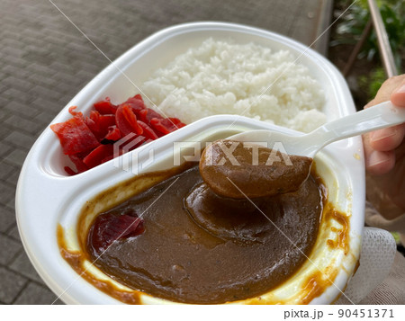テイクアウトのスパイスカレー 福神漬け添えカレーライス 90451371