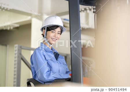 女性のフォークリフトオペレーター カメラ目線 女性のフォークリフトオペレーター カメラ目線 90451494