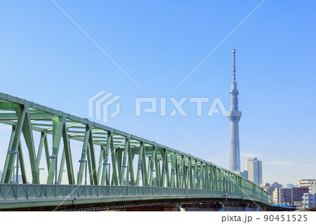 「東京都」東西を繋ぐ荒川と綾瀬川にかかる木根川橋 90451525