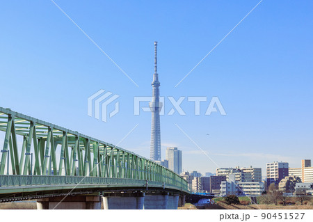 「東京都」東西を繋ぐ荒川と綾瀬川にかかる木根川橋 「東京都」東西を繋ぐ荒川と綾瀬川にかかる木根川橋 90451527