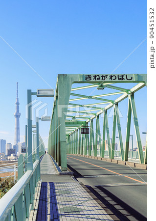 「東京都」東西を繋ぐ荒川と綾瀬川にかかる木根川橋 「東京都」東西を繋ぐ荒川と綾瀬川にかかる木根川橋 90451532