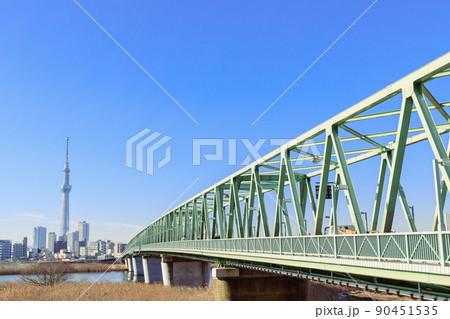 「東京都」東西を繋ぐ荒川と綾瀬川にかかる木根川橋 90451535