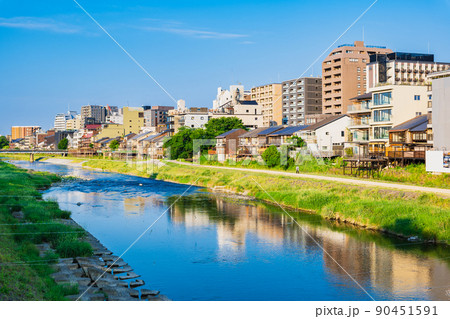 京都　朝の鴨川　四条・五条周辺 90451591