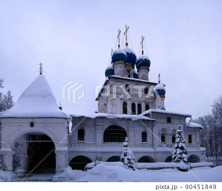 Winter view to Church of Our Lady of Kazan after snowfall, Kolomenskoye, Moscow, Russia Winter view to Church of Our Lady of Kazan after snowfall, Kolomenskoye, Moscow, Russia 90451849