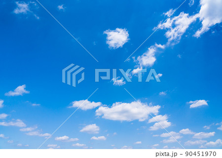 青空と白い雲 90451970