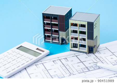 住宅図面とマンションと電卓 90451989