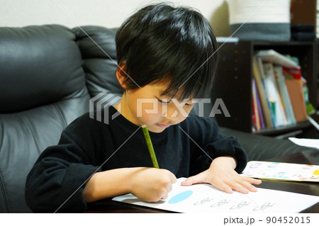 おうちで勉強をする子供 90452015