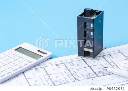 住宅図面とマンションと電卓 住宅図面とマンションと電卓 90452081