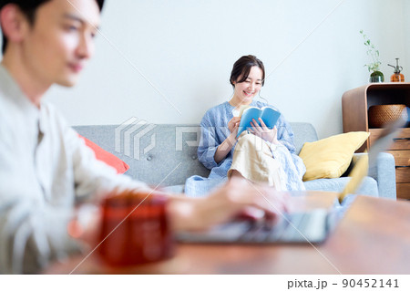 在宅ワークの夫とくつろぐ妻 在宅ワークの夫とくつろぐ妻 90452141