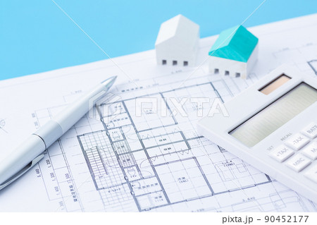 家と住宅図面と電卓 家と住宅図面と電卓 90452177